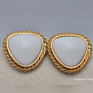 ✨2/$10✨ Vintage Gold-Tone Triangle Clip-On Earrings White Retro
